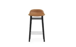 Normann Copenhagen Form Barhocker, 65 cm, Eiche Schwarz - Brandyfarbenes Ultra-Lede -Normann Copenhagen 1380362 Form Barstool 65cm Full Uph Black Oak Ultra 41574 02
