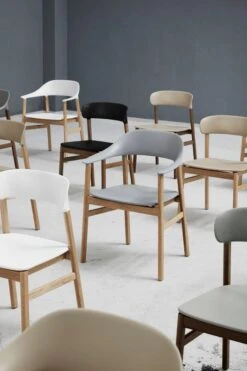 Normann Copenhagen Sessel Herit, Eiche – Weiß -Normann Copenhagen 1401 Normann Copenhagen Herit Chair Armchair 2018 06 2