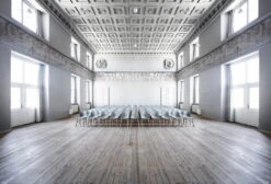 Normann Copenhagen Stuhl Form, Grau – Eiche 12 Normann Copenhagen Stuhl Form, Grau – Eiche -Normann Copenhagen 2017.04 Normann Copenhagen CPH Dox Festsal 2