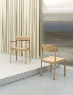 Normann Copenhagen Timb Sessel, Hellbraun - Ultra Leder Kamelbraun -Normann Copenhagen 2020 Timb Chair Group 01