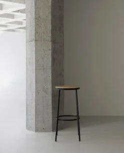 Normann Copenhagen Circa Barhocker, 75 cm, Schwarzer Stahl - Eiche -Normann Copenhagen 2021 Circa Barstool 75cm Black Steel Oak 01