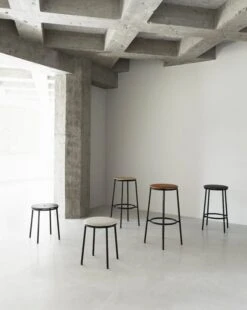 Normann Copenhagen Circa Barhocker, 75 cm, Schwarzer Stahl - Eiche -Normann Copenhagen 2021 Circa Stool Group 06