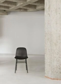 Normann Copenhagen Form Stuhl, Schwarzer Stahl - Synergy 16 -Normann Copenhagen 2021 Form Chair Black Steel Black 01 2