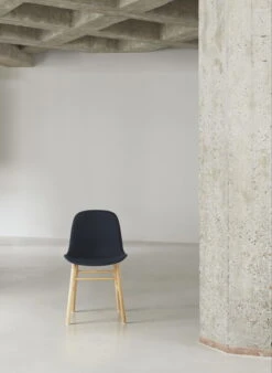 Normann Copenhagen Form Stuhl, Eiche - Brandyfarbenes Ultra-Leder 13 Normann Copenhagen Form Stuhl, Eiche - Brandyfarbenes Ultra-Leder -Normann Copenhagen 2021 Form Chair Oak Full Uph JA002 01