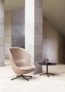 Normann Copenhagen Hyg Loungesessel, Hoch, Drehbar, Schwarz - Brandyfarbenes Leder 13 Normann Copenhagen Hyg Loungesessel, Hoch, Drehbar, Schwarz - Brandyfarbenes Leder -Normann Copenhagen 2021 Hyg Lounge Chair High Swivel Tilt Ultra 41584 Lunar Table 01 5