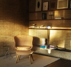 Normann Copenhagen Hyg Loungesessel, Niedrig, Eiche - Brandyfarbenes Leder Ultra 9 Normann Copenhagen Hyg Loungesessel, Niedrig, Eiche - Brandyfarbenes Leder Ultra -Normann Copenhagen 2021 Hyg Lounge Chair Low Oak Ultra 41571 Oak Hyg Footstool Oak Ultra 41571