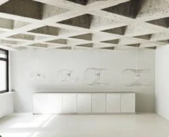 Normann Copenhagen Coil Pendelleuchte, 90 cm, Edelstahl -Normann Copenhagen 2022 Coil Lamp Group 01 role