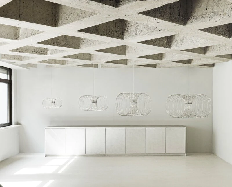 Normann Copenhagen Coil Pendelleuchte, 50 cm, Edelstahl 5 Normann Copenhagen Coil Pendelleuchte, 50 cm, Edelstahl – Bild 3