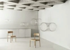 Normann Copenhagen Coil Pendelleuchte, 110 cm, Edelstahl 12 Normann Copenhagen Coil Pendelleuchte, 110 cm, Edelstahl -Normann Copenhagen 2022 Coil Lamp Group Timb Chair Upholstery Tan Camel Leather role 2