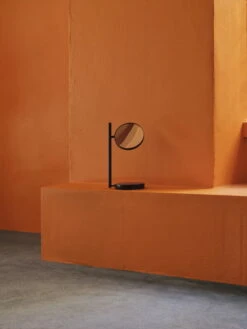 Normann Copenhagen Pose Tischspiegel, Schwarz 11 Normann Copenhagen Pose Tischspiegel, Schwarz -Normann Copenhagen 2022 Orange Edit Pose Mirror Black