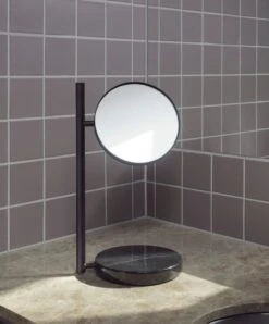 Normann Copenhagen Pose Tischspiegel, Schwarz 12 Normann Copenhagen Pose Tischspiegel, Schwarz -Normann Copenhagen 2022 Pose Mirror Black 01