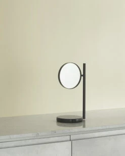 Normann Copenhagen Pose Tischspiegel, Schwarz 10 Normann Copenhagen Pose Tischspiegel, Schwarz -Normann Copenhagen 2022 Pose Mirror Black 02