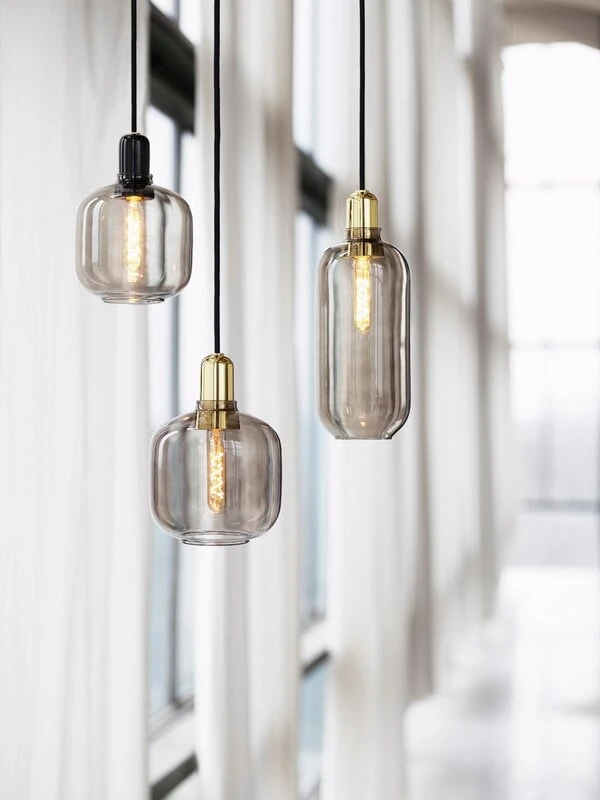 Normann Copenhagen Amp Leuchte, Groß, Rauchgrau - Messing – Bild 4