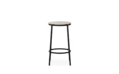 Normann Copenhagen Circa Barhocker, 65 cm, Schwarzer Stahl - Eiche -Normann Copenhagen 506080 Circa Barstool 65cm Black Steel Oak 02 kopi