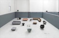 Normann Copenhagen Sessel Sum, Main Line Flax – Schwarze Beine -Normann Copenhagen 6035 Normann Copenhagen Sum Modular Sofa Sum Armchair Stock Table Pine Table Steady Table Group 01