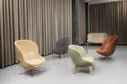 Normann Copenhagen Hyg Loungesessel, Hoch, Drehbar, Aluminium - Brandyfarbenes Lede -Normann Copenhagen 6038 Normann Copenhagen Hyg Lounge Chair Group 2018 14