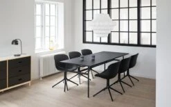 Normann Copenhagen Hyg Stuhl, Drehbar, Schwarz – Schwarzes Leder Ultra -Normann Copenhagen 603969 Normann Copenhagen Hyg Chair 4L Swivel Black Alu Front Upholstery Black Main Line Flax Union Table Phantom Lamp 2