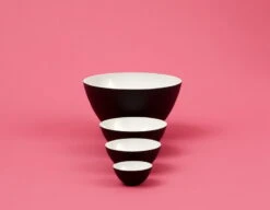 Normann Copenhagen Krenit Schale, 30 Cl, Schwarz-weiß 13 Normann Copenhagen Krenit Schale, 30 Cl, Schwarz-weiß -Normann Copenhagen Collage pink background white bowls 2 300dpi