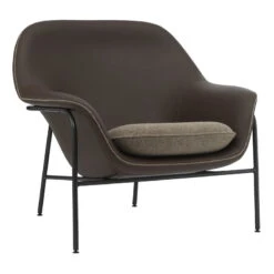 Normann Copenhagen Drape Loungesessel, Niedrig, Leder Braun- Hallingdal 270 - Schw.