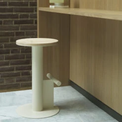Barhocker Pole Metall Beige / H 65 Cm - Normann Copenhagen -Normann Copenhagen barhocker pole sandfarben kiefer madeindesign 416885 original
