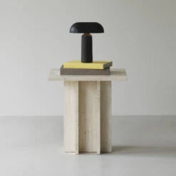 Couchtisch Edge Small Stein Beige / Travertin - 45 X 45 X H 43 Cm - Normann Copenhagen -Normann Copenhagen couchtisch edge small travertin beige madeindesign 416867 original