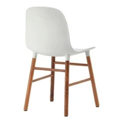 Normann Copenhagen Form Stuhl, Weiß – Nussbaum 9 Normann Copenhagen Form Stuhl, Weiß – Nussbaum -Normann Copenhagen form chair walnut white 4 VS