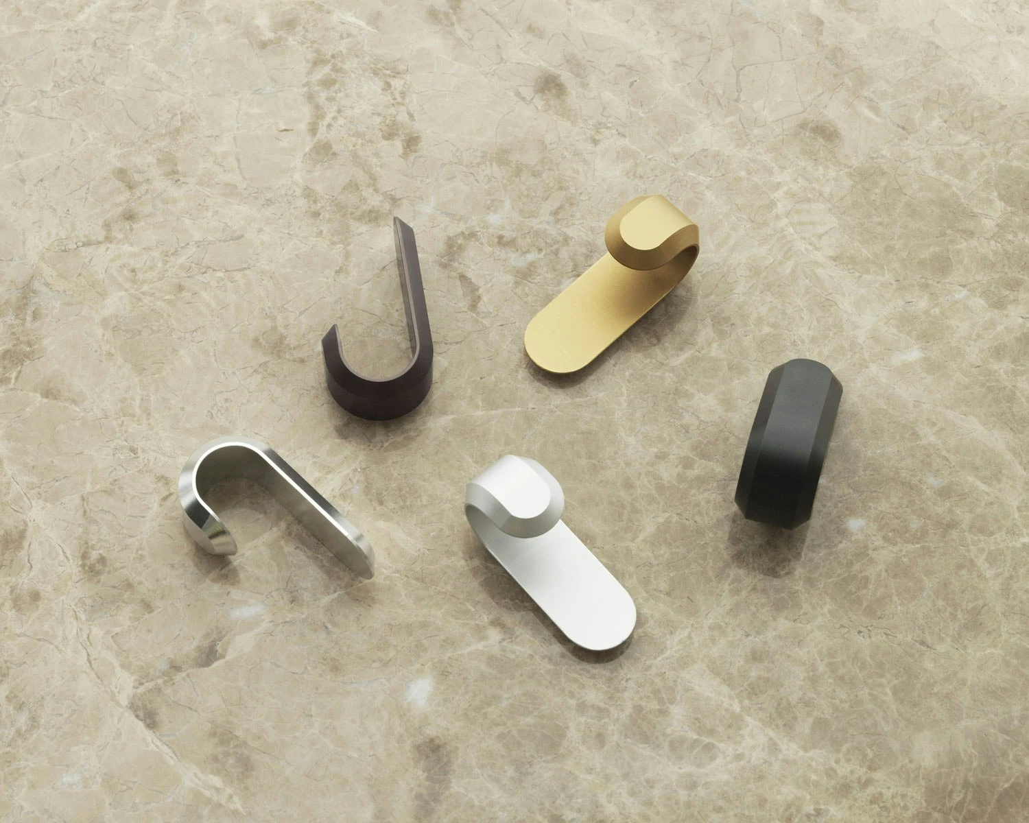 Normann Copenhagen Curve Mini Hooks - 2 Pcs, Matt Brown 7 Normann Copenhagen Curve Mini Hooks - 2 Pcs, Matt Brown – Bild 5