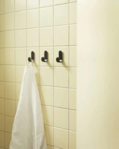 Normann Copenhagen Curve Mini Haken 2-er Set, Schwarzmatt 9 Normann Copenhagen Curve Mini Haken 2-er Set, Schwarzmatt -Normann Copenhagen normann copenhagen curve mini hooks 2 pcs matt black 3