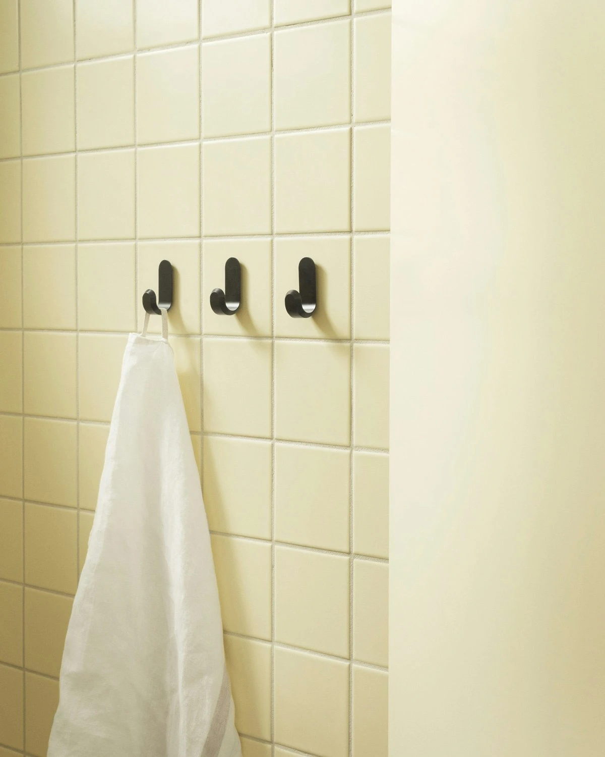 Normann Copenhagen Curve Mini Haken 2-er Set, Schwarzmatt 5 Normann Copenhagen Curve Mini Haken 2-er Set, Schwarzmatt – Bild 3