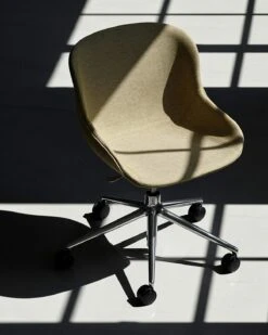 Normann Copenhagen Hyg Drehstuhl 5W Gepolstert, Main Line Flax, Aluminium / Sand -Normann Copenhagen normann copenhagen hyg drehstuhl 5w gepolstert main line flax 5