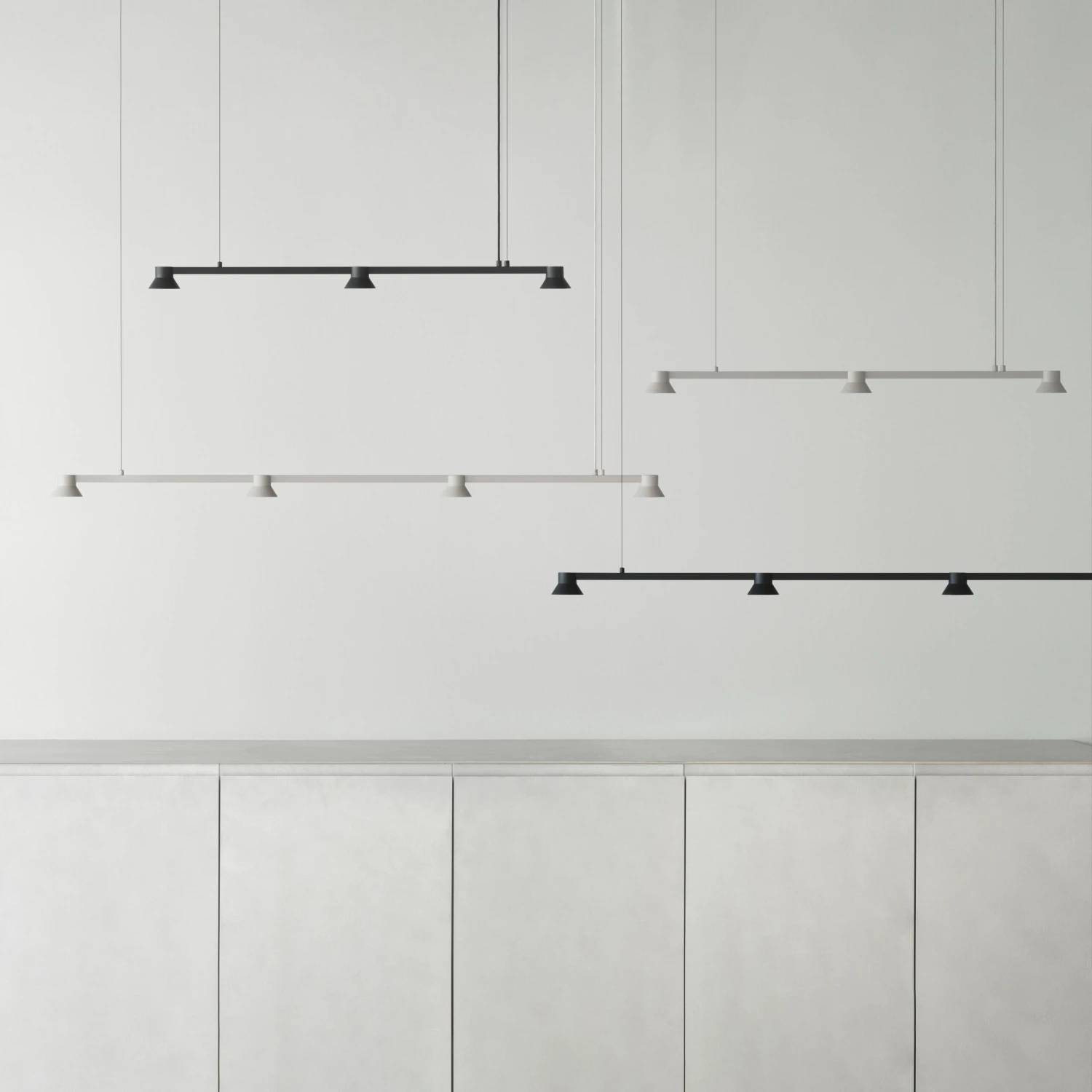 Pendelleuchte Hat Linear Small Metall Schwarz / L 115 Cm - Normann Copenhagen 4 Pendelleuchte Hat Linear Small Metall Schwarz / L 115 Cm - Normann Copenhagen – Bild 2