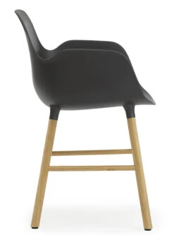 Sessel Form Plastikmaterial Schwarz Holz Natur / Stuhlbeine Aus Eiche - Normann Copenhagen -Normann Copenhagen sessel form schwarz eiche madeindesign 235614 original