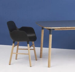 Sessel Form Plastikmaterial Schwarz Holz Natur / Stuhlbeine Aus Eiche - Normann Copenhagen -Normann Copenhagen sessel form schwarz eiche madeindesign 235616 original