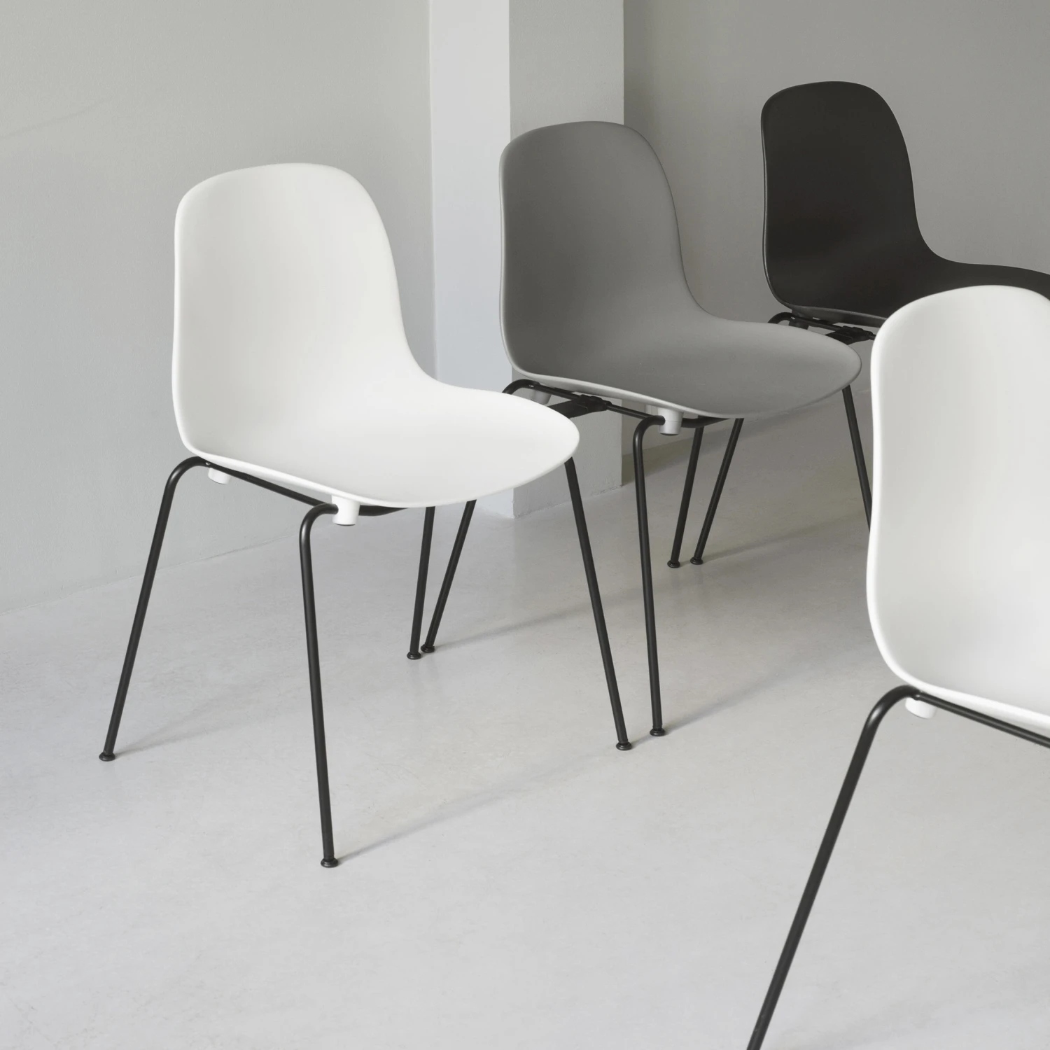 Stapelbarer Stuhl Form Plastikmaterial Grau / 4 Metallbeine - Normann Copenhagen 5 Stapelbarer Stuhl Form Plastikmaterial Grau / 4 Metallbeine - Normann Copenhagen – Bild 3