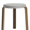 Stappelbarer Hocker Tap Stool Plastikmaterial Holz / Nussbaum & Schaumstoff - Normann Copenhagen -Normann Copenhagen stappelbarer hocker tap stool grau graue standbeine nussbaum madeindesign 276059 original