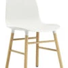 Stuhl Form Plastikmaterial Weiß Holz Natur / Stuhlbeine Aus Eiche - Normann Copenhagen -Normann Copenhagen stuhl form weiss eiche madeindesign 235744 original