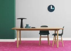 Stuhl Form Plastikmaterial Weiß Gold / Stuhlbeine Messing - Normann Copenhagen -Normann Copenhagen stuhl form weiss messing madeindesign 310118 original