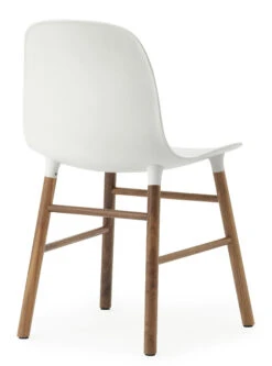 Stuhl Form Plastikmaterial Weiß Holz Natur / Stuhlbeine Aus Nussbaum - Normann Copenhagen -Normann Copenhagen stuhl form weiss nussbaum madeindesign 235791 original