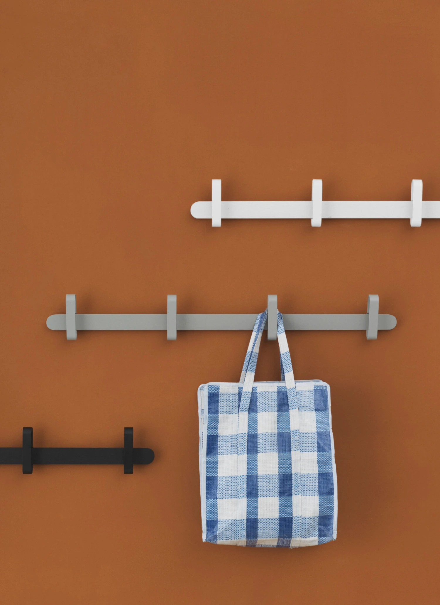 Wandgarderobe Hoop Holz Schwarz / 4 Haken - Normann Copenhagen 4 Wandgarderobe Hoop Holz Schwarz / 4 Haken - Normann Copenhagen – Bild 2