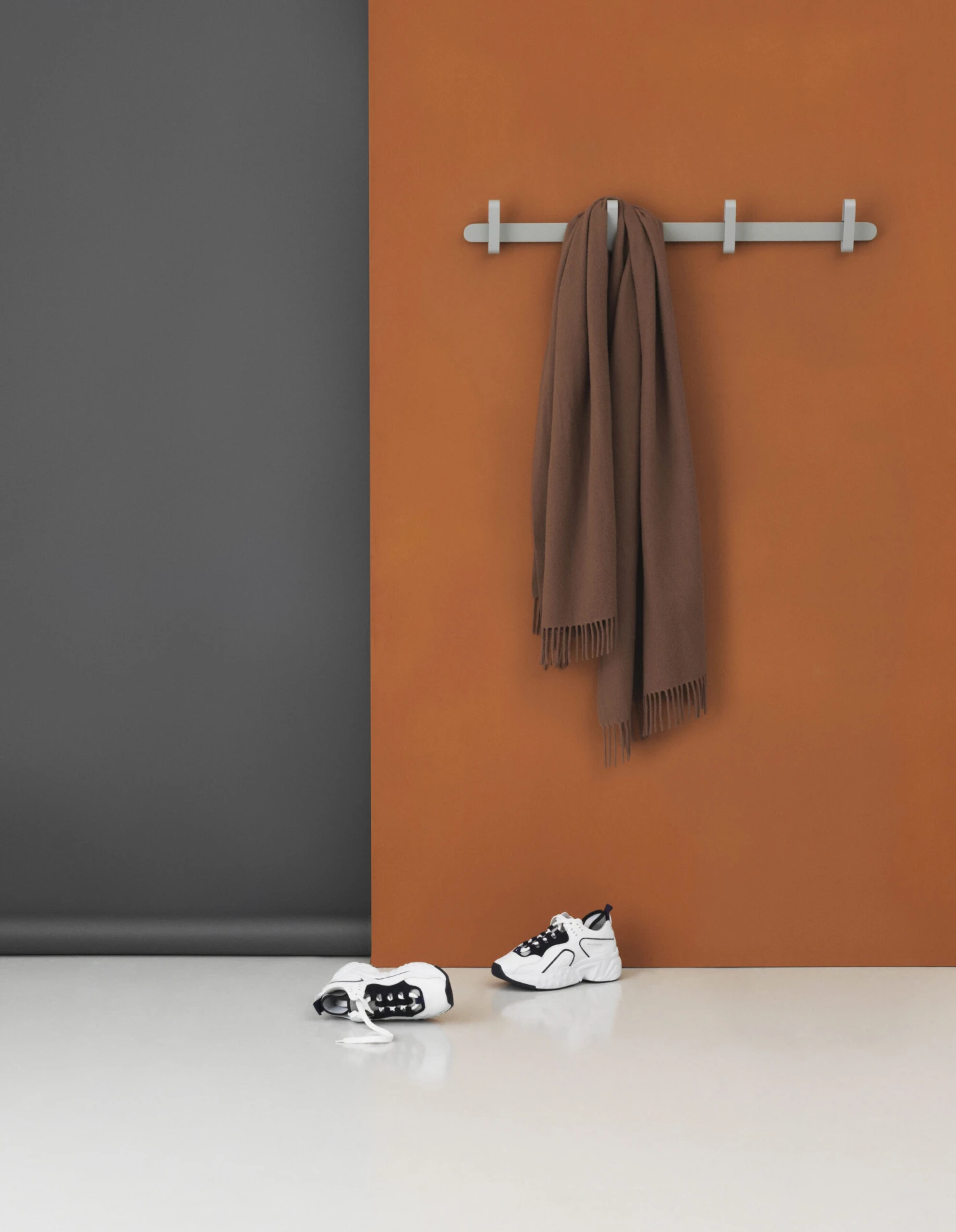 Wandgarderobe Hoop Holz Schwarz / 4 Haken - Normann Copenhagen 5 Wandgarderobe Hoop Holz Schwarz / 4 Haken - Normann Copenhagen – Bild 3